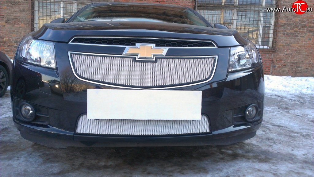 1 559 р. Нижняя сетка на бампер Russtal (хром)  Chevrolet Cruze ( J300,  J305) (2009-2015) седан дорестайлинг, хэтчбек дорестайлинг, седан рестайлинг, хэтчбек рестайлинг  с доставкой в г. Краснодар