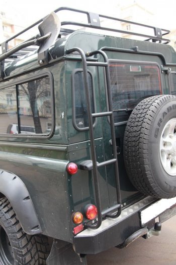 5 749 р. Лестница на крышу РИФ Land Rover Defender 90 1 L316 рестайлинг 3дв. (2007-2016)  с доставкой в г. Краснодар. Увеличить фотографию 2