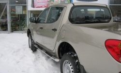 22 749 р. Защита порогов Russtal из трубы d76 мм с пластиковыми вставками для ног Mitsubishi L200 5 KK,KL рестайлинг (2018-2022) (Защита порогов с со скосами на торцах (вариант 1))  с доставкой в г. Краснодар. Увеличить фотографию 2