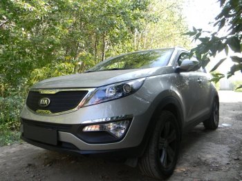 3 399 р. Защитная сетка в бампер (верх, ячейка 3х7 мм) Alfeco Стандарт  KIA Sportage  3 SL (2010-2014) дорестайлинг (Чёрная)  с доставкой в г. Краснодар. Увеличить фотографию 3