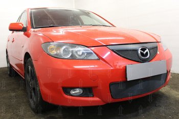 3 099 р. Защитная сетка в бампер (верх, ячейка 3х7 мм) Alfeco Стандарт  Mazda 3/Axela  BK (2006-2009) рестайлинг седан (Чёрная)  с доставкой в г. Краснодар. Увеличить фотографию 3