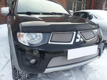 3 279 р. Защитная сетка в бампер (низ, ячейка 3х7 мм) Alfeco Стандарт Mitsubishi L200 4  дорестайлинг (2006-2014) (Хром)  с доставкой в г. Краснодар. Увеличить фотографию 3