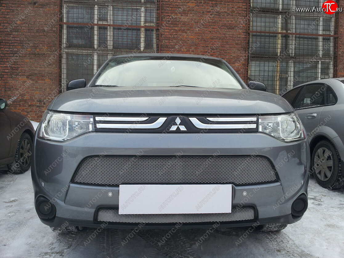 6 499 р. Защитная сетка в бампер (2 части, ячейка 3х7 мм) Alfeco Стандарт  Mitsubishi Outlander  GF (2012-2014) дорестайлинг (Хром)  с доставкой в г. Краснодар