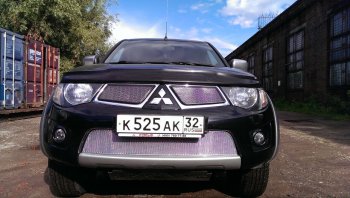 4 949 р. Защитная сетка в бампер (низ, ячейка 4х10 мм) Alfeco Премиум Mitsubishi L200 4  дорестайлинг (2006-2014) (Хром)  с доставкой в г. Краснодар. Увеличить фотографию 2