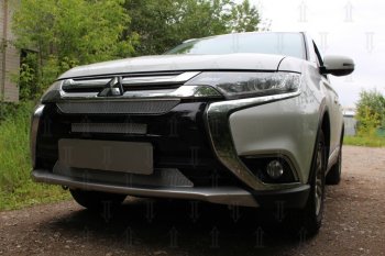 8 999 р. Защитная сетка в бампер (3 части, ячейка 4х10 мм) Alfeco Премиум Mitsubishi Outlander GF 2-ой рестайлинг (2015-2018) (Хром)  с доставкой в г. Краснодар. Увеличить фотографию 3