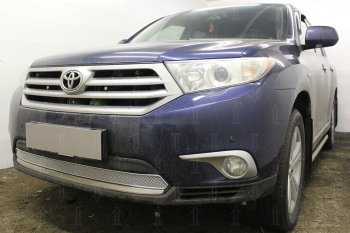 4 749 р. Защитная сетка в бампер (низ, ячейка 4х10 мм) Стрелка11 Премиум Toyota Highlander XU40 рестайлинг (2010-2013) (Хром)  с доставкой в г. Краснодар. Увеличить фотографию 3