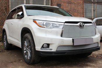 4 199 р. Защитная сетка в бампер (низ, ячейка 4х10 мм) Стрелка11 Премиум Toyota Highlander XU50 дорестайлинг (2013-2017) (Хром)  с доставкой в г. Краснодар. Увеличить фотографию 2