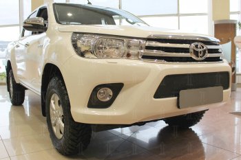 4 299 р. Защитная сетка в бампер (низ, ячейка 4х10 мм) Стрелка11 Премиум Toyota Hilux AN120 дорестайлинг (2016-2020) (Чёрная)  с доставкой в г. Краснодар. Увеличить фотографию 3