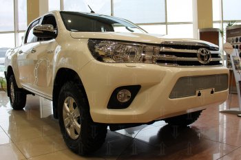 4 499 р. Защитная сетка в бампер (низ, ячейка 4х10 мм) Стрелка11 Премиум Toyota Hilux AN120 дорестайлинг (2016-2020) (Хром)  с доставкой в г. Краснодар. Увеличить фотографию 2