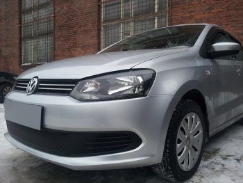 4 199 р. Защитная сетка в бампер (низ, ячейка 4х10 мм) Стрелка11 Премиум Volkswagen Polo 5 седан дорестайлинг (2009-2015) (Чёрная)  с доставкой в г. Краснодар. Увеличить фотографию 3