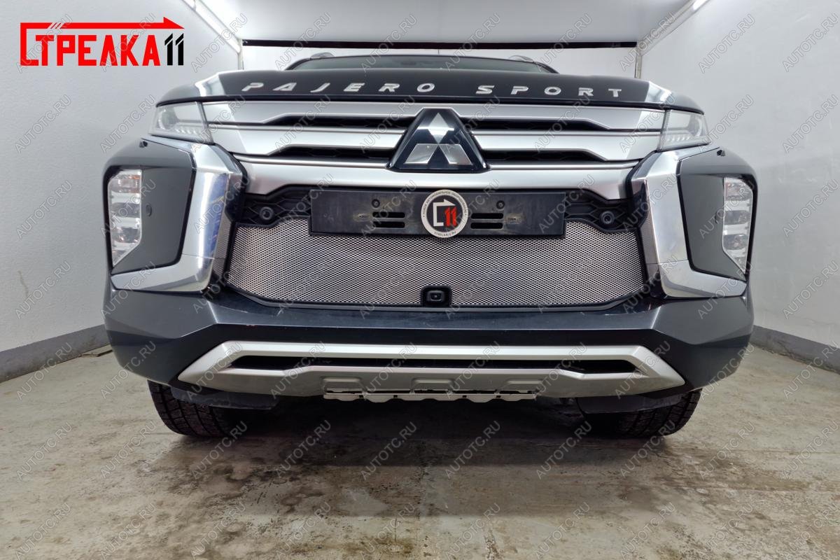 3 599 р. Защита радиатора (с камерой) Стрелка11 Стандарт  Mitsubishi Pajero Sport  QF (2019-2022) рестайлинг (черная)  с доставкой в г. Краснодар