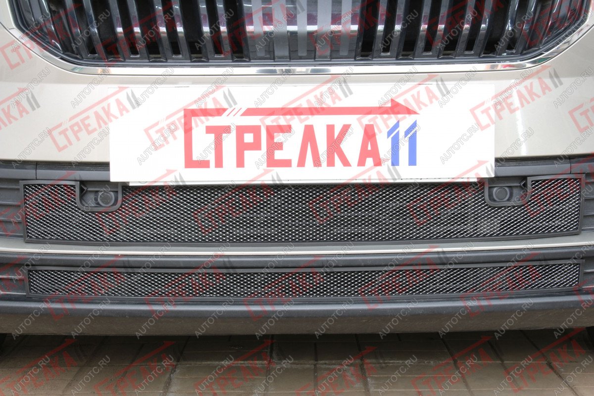 5 199 р. Защита радиатора (низ с парктроником 2 части) Стрелка11 Стандарт  Skoda Karoq  NU7 (2020-2024) рестайлинг (черная)  с доставкой в г. Краснодар