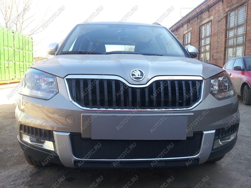 2 299 р. Защита радиатора (нижняя) (Outdoor) Стрелка11 Стандарт  Skoda Yeti (2013-2018) (черная)  с доставкой в г. Краснодар