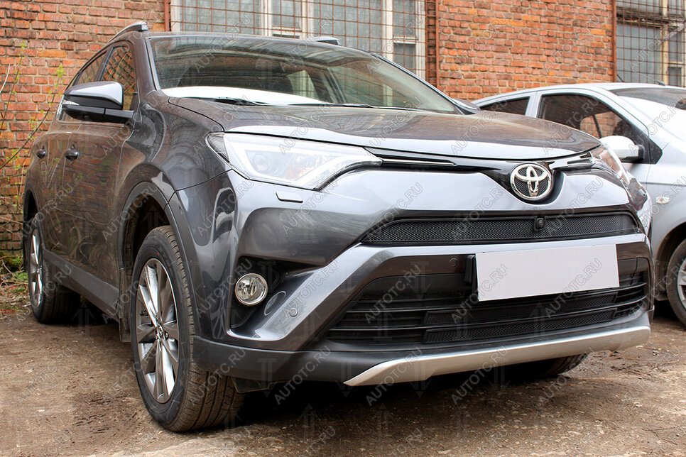 2 799 р. Защита радиатора (верх с камерой) Стрелка11 Стандарт  Toyota RAV4  XA40 (2015-2019) 5 дв. рестайлинг (черная)  с доставкой в г. Краснодар