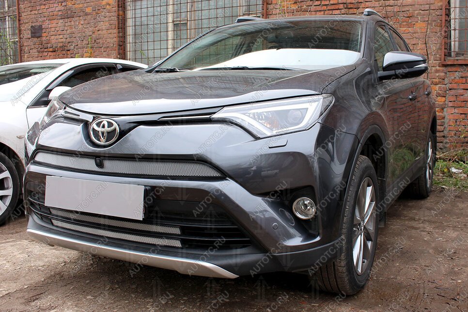 2 969 р. Защита радиатора (верх с камерой) Стрелка11 Стандарт  Toyota RAV4  XA40 (2015-2019) 5 дв. рестайлинг (хром)  с доставкой в г. Краснодар