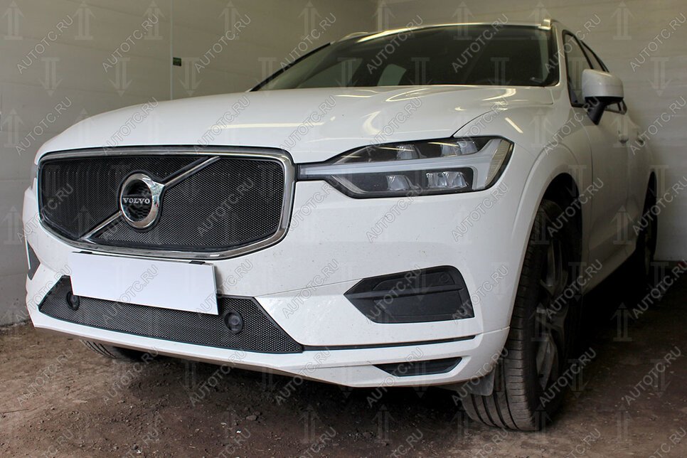 4 849 р. Защита радиатора (Inscription) (верх 2 части) Стрелка11 Стандарт  Volvo XC60 (2017-2022) (черная)  с доставкой в г. Краснодар