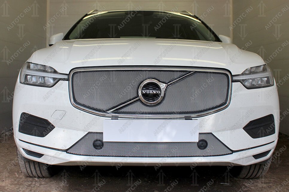 4 099 р. Защита радиатора (Inscription) (верх 2 части) Стрелка11 Стандарт  Volvo XC60 (2017-2022) (хром)  с доставкой в г. Краснодар