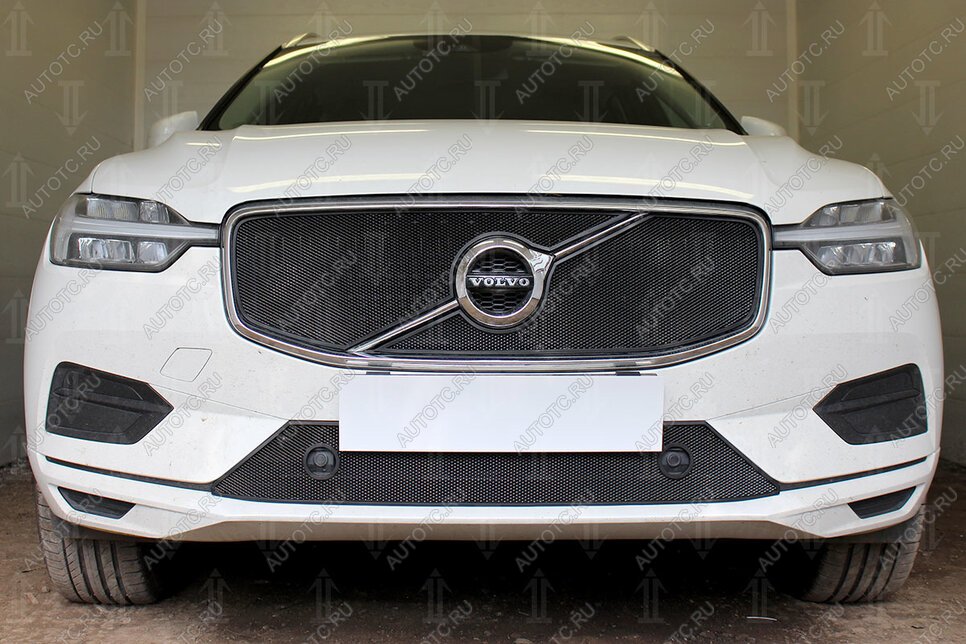 3 899 р. Защита радиатора (R-Design) (верх 2 части) Стрелка11 Стандарт  Volvo XC60 (2017-2022) (черная)  с доставкой в г. Краснодар