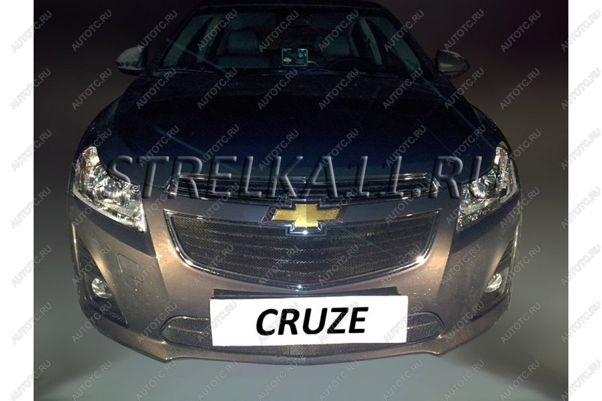 799 р. Зимняя заглушка решетки радиатора (верх) Стрелка11  Chevrolet Cruze ( J300,  J308,  J305) (2012-2015) седан рестайлинг, универсал рестайлинг, хэтчбек рестайлинг (черная)  с доставкой в г. Краснодар