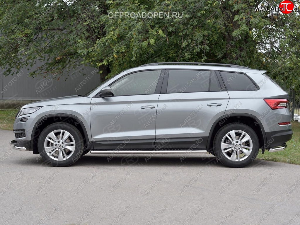 31 649 р. Порожки для ног (Ø120х60 мм с проступью, нержавейка) Russtal Skoda Kodiaq NU7 дорестайлинг (2017-2021)  с доставкой в г. Краснодар