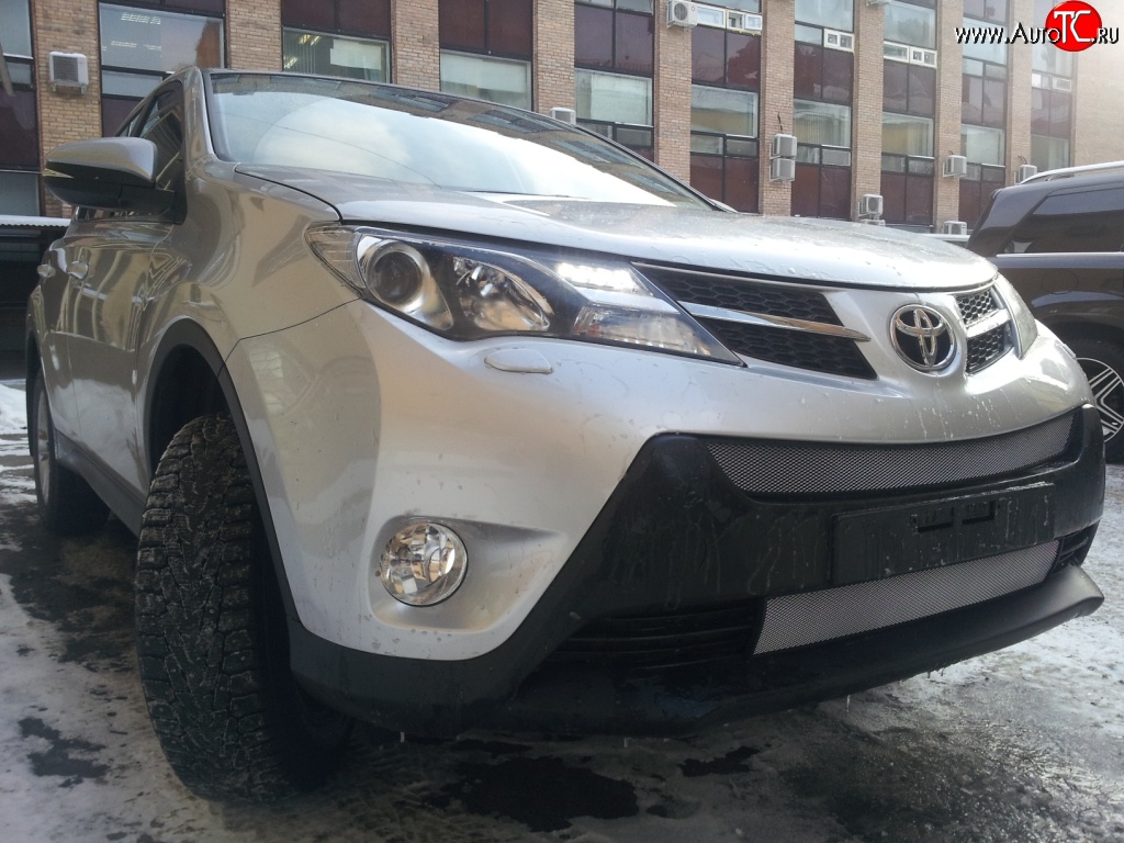 1 539 р. Нижняя сетка (для комплектации Стандарт) на бампер Russtal (хром) Toyota RAV4 XA40 5 дв. дорестайлинг (2012-2015)  с доставкой в г. Краснодар