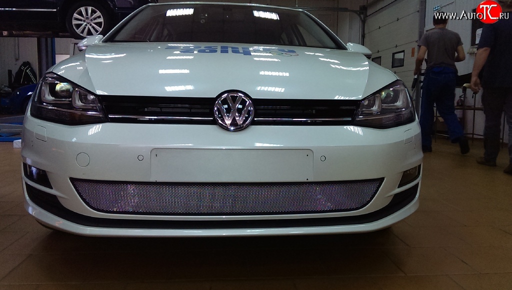 1 539 р. Сетка на бампер Russtal (хром) Volkswagen Golf 7 дорестайлинг, хэтчбэк 5 дв. (2012-2017)  с доставкой в г. Краснодар