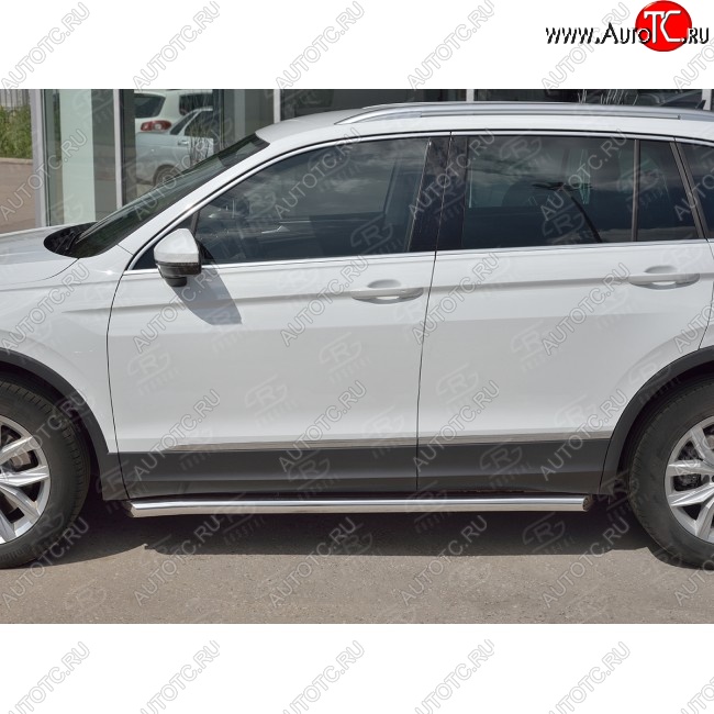 21 999 р. Защита порогов из круглой трубы диаметром 63 мм SLITKOFF v1  Volkswagen Tiguan  Mk2 (2016-2020) дорестайлинг  с доставкой в г. Краснодар