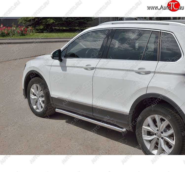 21 999 р. Защита порогов из круглой трубы диаметром 63 мм SLITKOFF v3  Volkswagen Tiguan  Mk2 (2016-2020) дорестайлинг  с доставкой в г. Краснодар