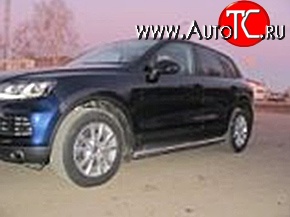 11 899 р. Защита порогов d76 мм Металл Дизайн Volkswagen Touareg NF дорестайлинг (2010-2014) (полированная нержавейка)  с доставкой в г. Краснодар